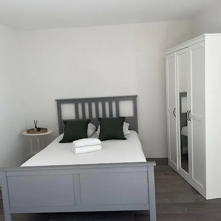 Proche Lausanne: Studio Bien Equipe Apartment Prilly